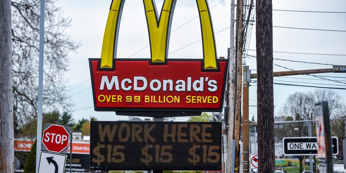 Baner przed restauracją McDonald's w Pensylwanii