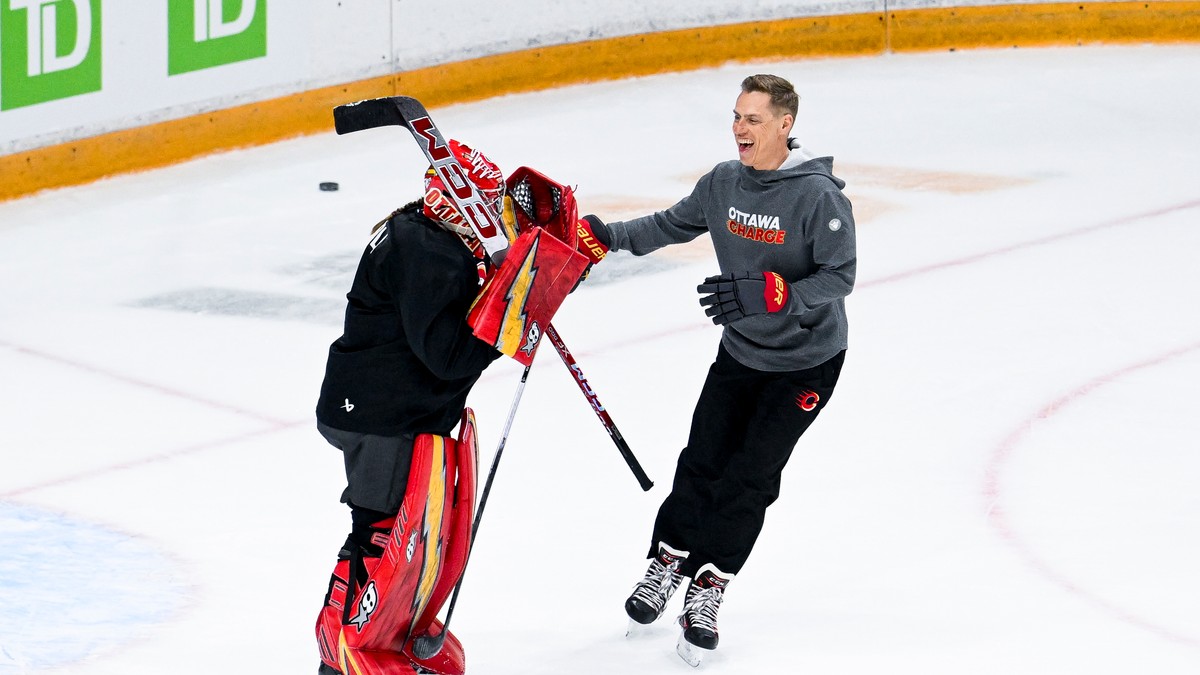 Aleksander Stub tokom hokejaške utakmice sa Markom Karnijem u Kanadi