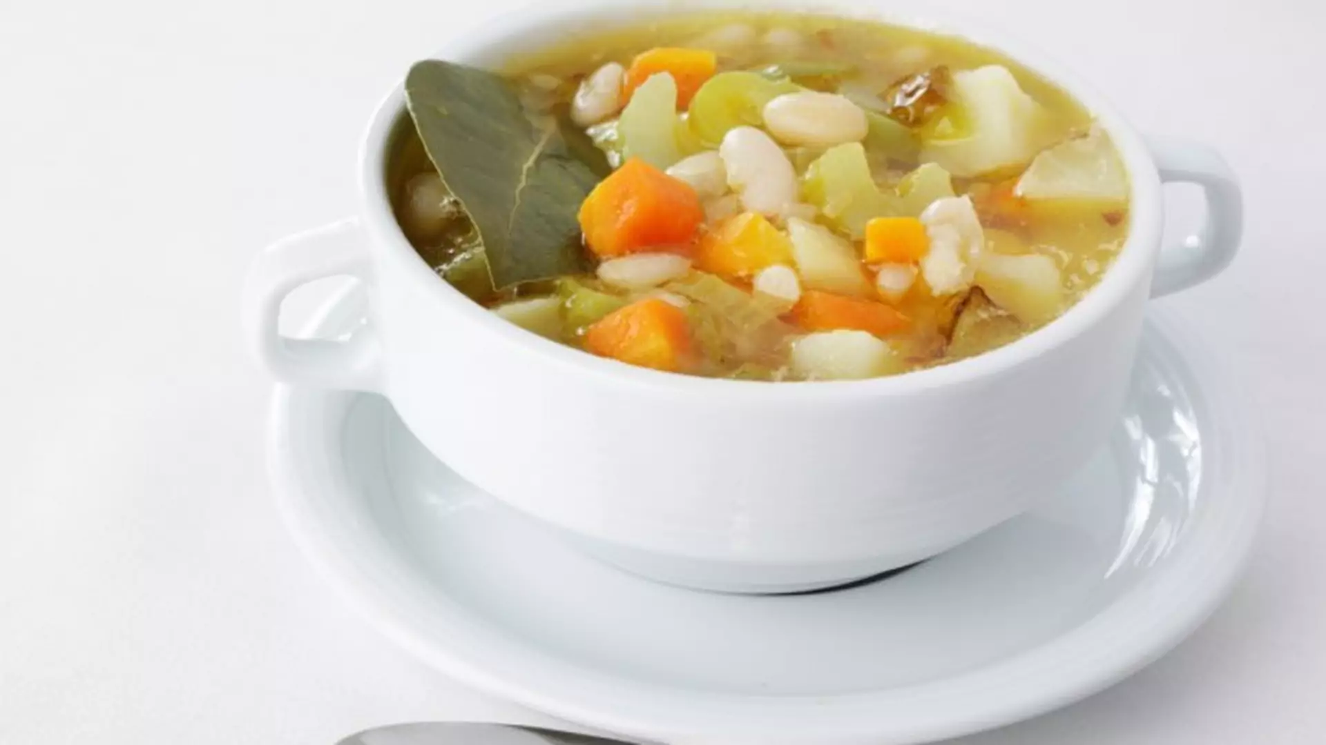 Zupa fasolowa - przepis tradycyjny i „na szybko”