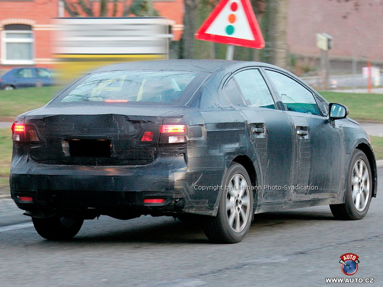 Zdjęcia szpiegowskie: Toyota Avensis Combi i Sedan