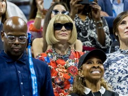 To ona tak umie...?! Wyjątkowo swobodne zachowanie Anny Wintour na widowni US Open. FOTO