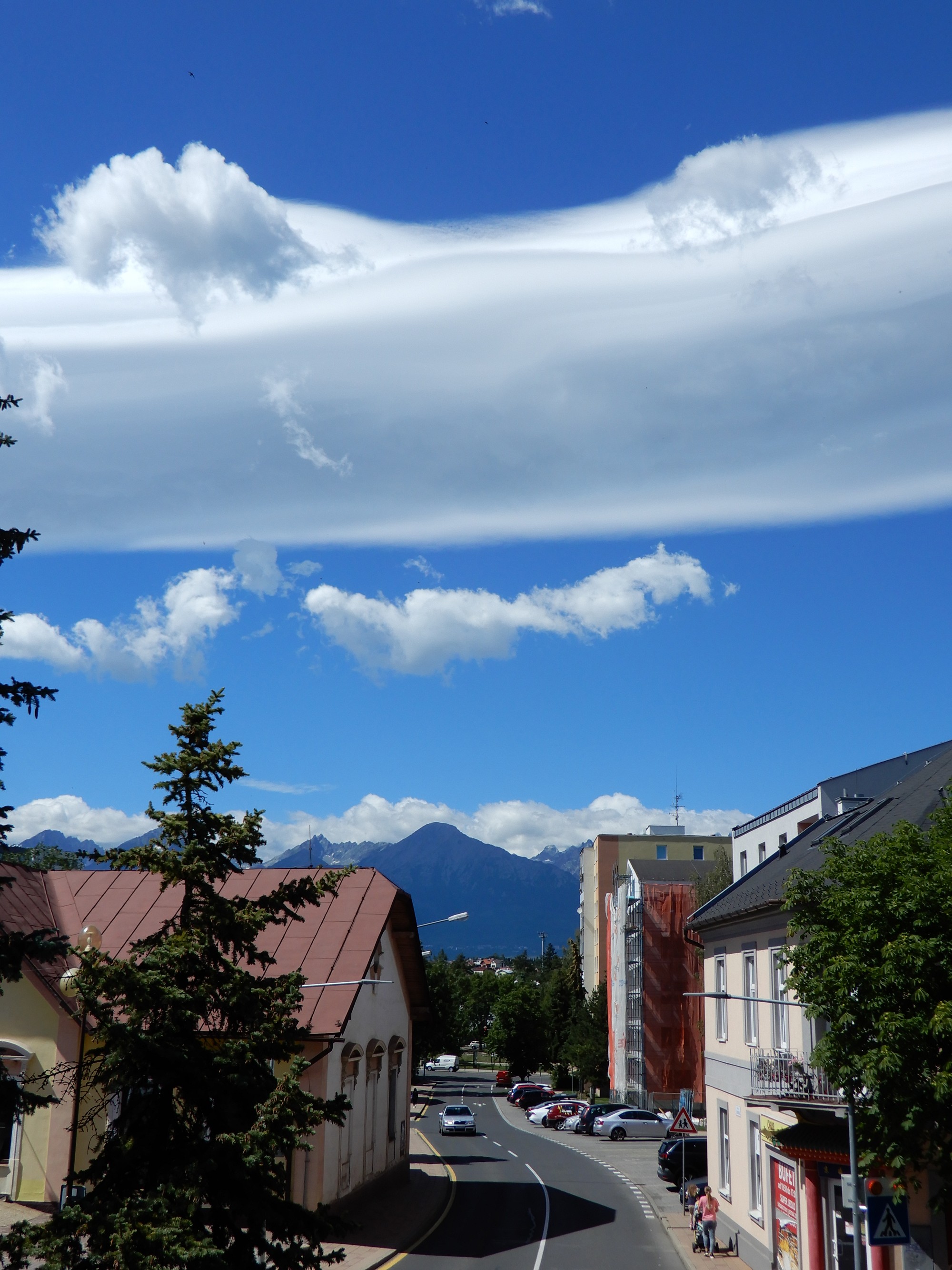 Oblak na oblohe pútal pozornosť. 