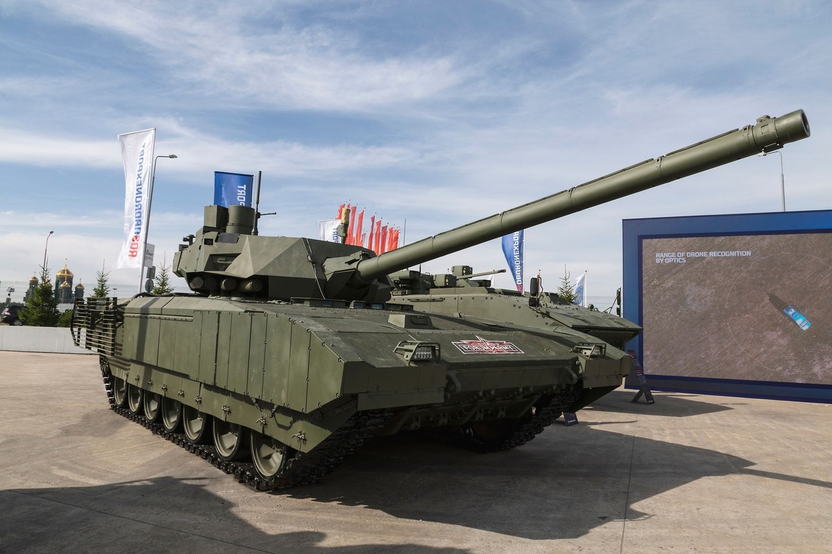 Rosyjski czołg T-14 Armata na placu. Rosjanie kuszą Indie wojskowym sprzętem