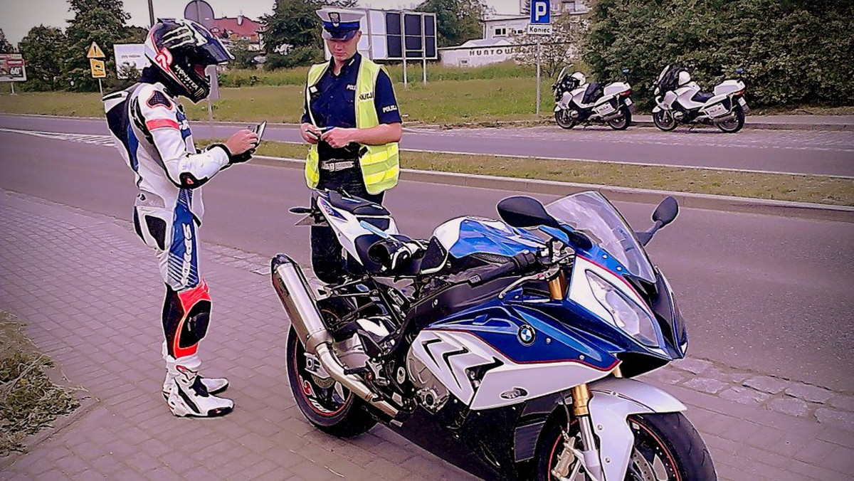 Wraz z rozpoczęciem sezonu dla motocyklistów na opolskich drogach rozpoczęły się kontrole policji. W ubiegły weekend sprawdzono ich sześciuset. Kilku z nich zdecydowało się pojechać na "podwójnym gazie", odbierano także prawa jazdy i rejestracje.
