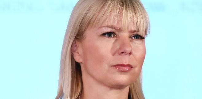 <b>Wicepremier i minister infrastruktury i rozwoju Elżbieta Bieńkowska</b>
<br>
<br>
Bieńkowska posiada dom o powierzchni 130 mkw (działka – 682 mkw.) i mieszkanie o powierzchni 54 mkw. Jeździ Fordem Mondeo.
<br>
<br>
Wicepremier ma też trzy kredyty i zaledwie 1,5 tys. zł oszczędności, jednak wraz z mężem (wspólność ustawowa) posiada akcje wycenione na 95,8 tys. zł.
<br>
<br>
W ubiegłym roku minister zarobiła 184,9 tys. zł.