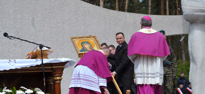 Prezydent na ratunek obrazowi. Andrzej Duda pomógł podnieść wizerunek Matki Boskiej przewrócony przez wiatr