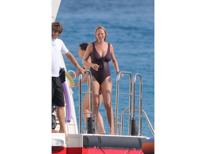 Ciężarna Uma Thurman w kostiumie kąpielowym