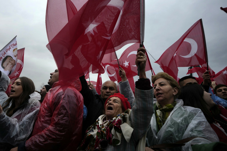 Zwolennicy burmistrza Stambułu Ekrema Imamoglu protestujący przeciwko wyrokowi sądowy, który może doprowadzić do usunięcia popularnego burmistrza miasta z urzędu i uniemożliwić mu start w wyborach, 15 grudnia 2022 r.