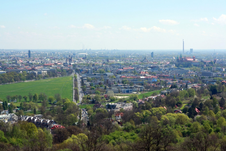 Panorama Krakowa ze "Szkieletorem" po lewej i "Błękitkiem" po prawej stronie. Widok z Kopca Kościuszki