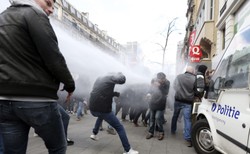 Bitwa z policją w centrum Brukseli. Armatki wodne i hitlerowskie pozdrowienia [ZDJĘCIA]