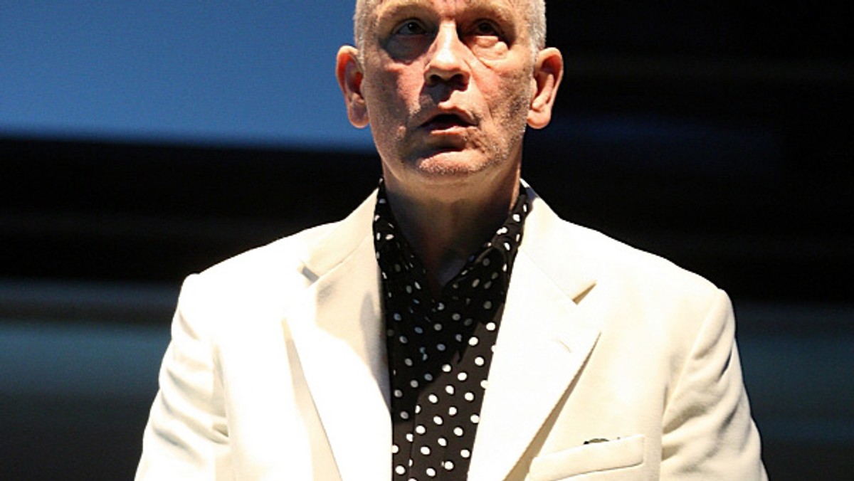 John Malkovich został okradziony podczas pobytu w Pradze. Jak informują organizatorzy, aktor stracił paszport, telefony komórkowe, notebooka. Dziś zostało odwołane spotkanie w szkole filmowej w Łodzi, które było pierwszym punktem programu pobytu aktora w Polsce.