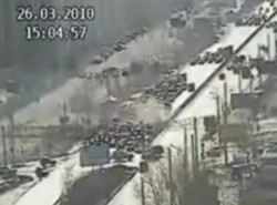 Ten dźwig zmiażdżył auta na drodze