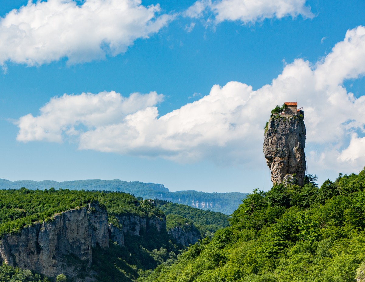 Katskhi Pillar Filar Katskhi, 40-metrowy monolit z wapienia, znany jest również jako "Filar życia". Ta gruzińska Meteora znajduje się niedaleko miasta Cziatura w regionie Imeretia. Około IV wieku, kamień ten stał się miejscem odosobnienia dla grupy religijnej, która chciała w ten sposób przybliżyć się do Boga. To, jak udało im się wspiąć na szczyt, a w dodatku zbudować na nim kościół, wciąż jest wielką tajemnicą. Późnej, przez wiele stuleci miejsce to było niezamieszkałe. Obecnie, od ponad 20 lat żyje tu mnich – Maxim Qavtaradze. Źródło: r.pl/gruzja >>