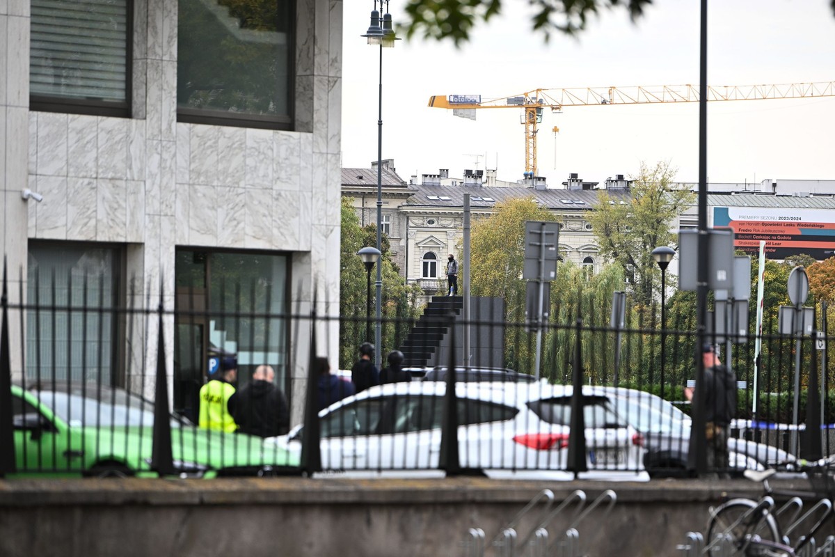 Mężczyzna na pomniku smoleńskim na placu Piłsudskiego w Warszawie