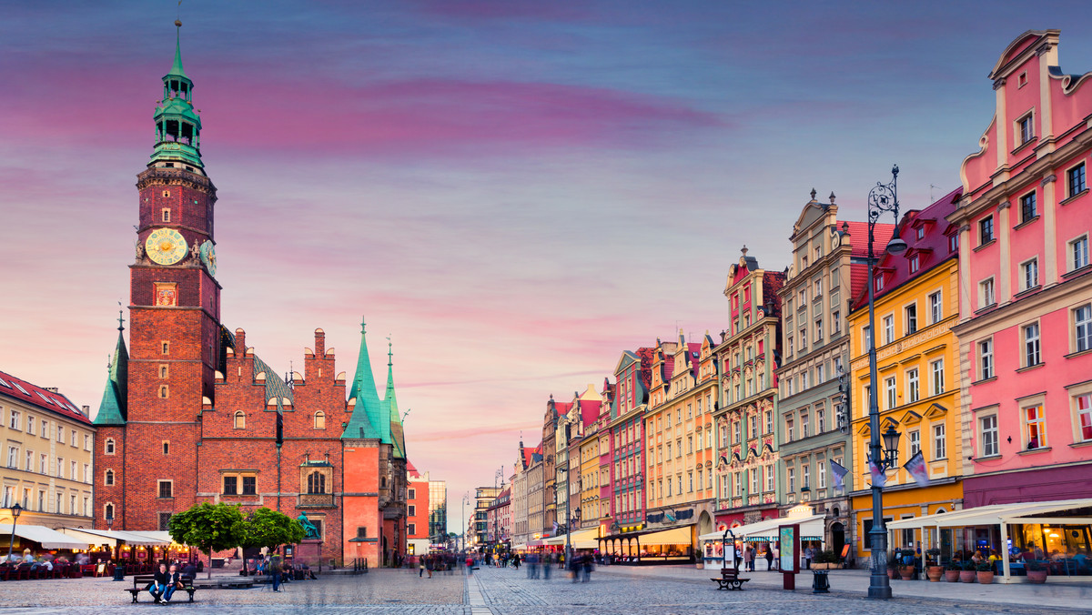 Zabytki Wrocławia najlepiej oddają historię miasta, które znajdowało się pod rządami różnych państw. Pierwsze osadnictwo na tych terenach istniało w VI wieku i już wtedy było to miejsce mieszania się wpływów polskich, czeskich i niemieckich.