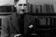 George Orwell w swoim gabinecie. Obok pierwsze wydanie „Folwarku zwierzęcego z 17 sierpnia 1945 r.