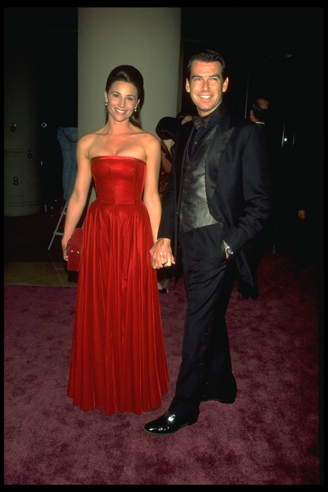 Pierce Brosnan y Kelly Shaye Smith en 1996