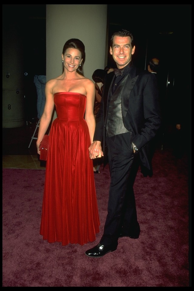 Pierce Brosnan y Kelly Shaye Smith en 1996