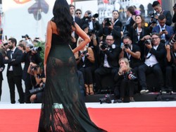 Pośladki narzeczonej Ronaldo podbiły ceremonię otwarcia festiwalu w Wenecji. FOTO