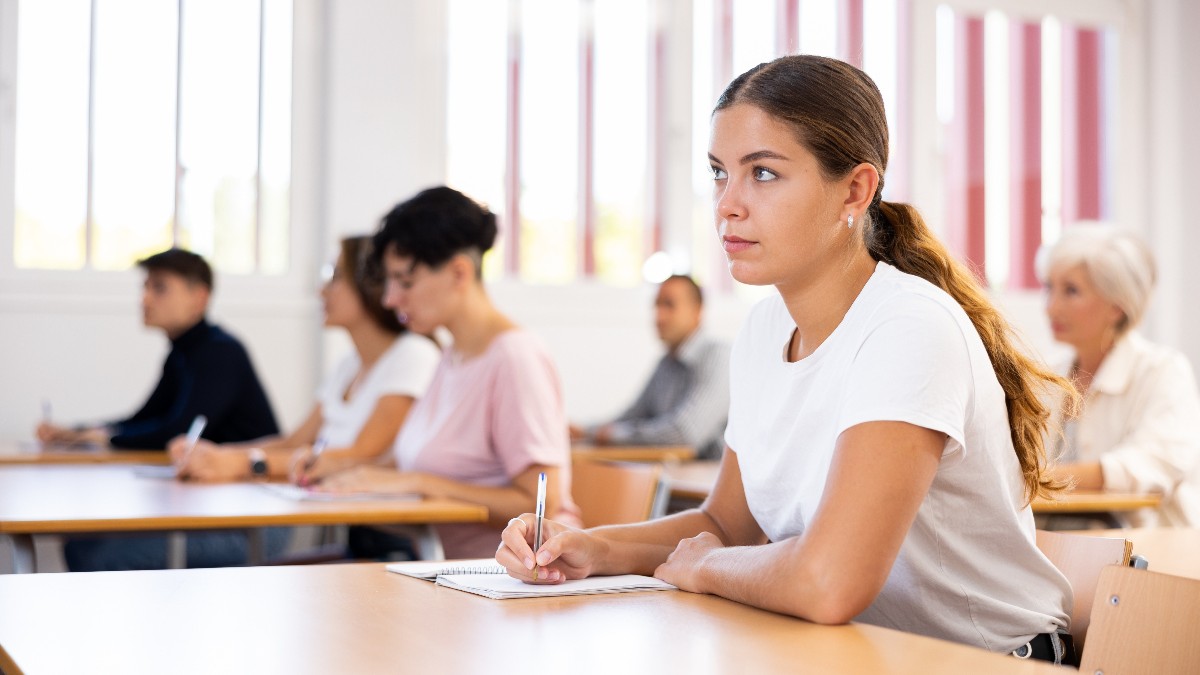 Burse sociale de 925 de lei pe lună pentru peste 36.000 de studenți în anul universitar 2026-2027. Cine poate primi banii