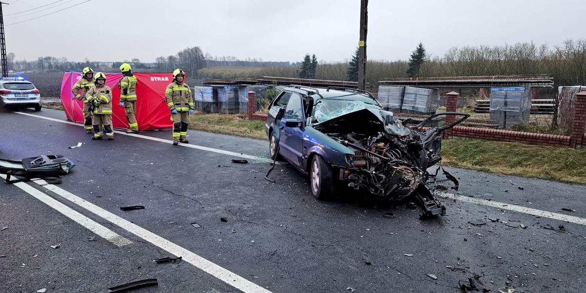 Wypadek pod Wieruszowem, Łódzkie. Zderzenie volkswagena z autobusem