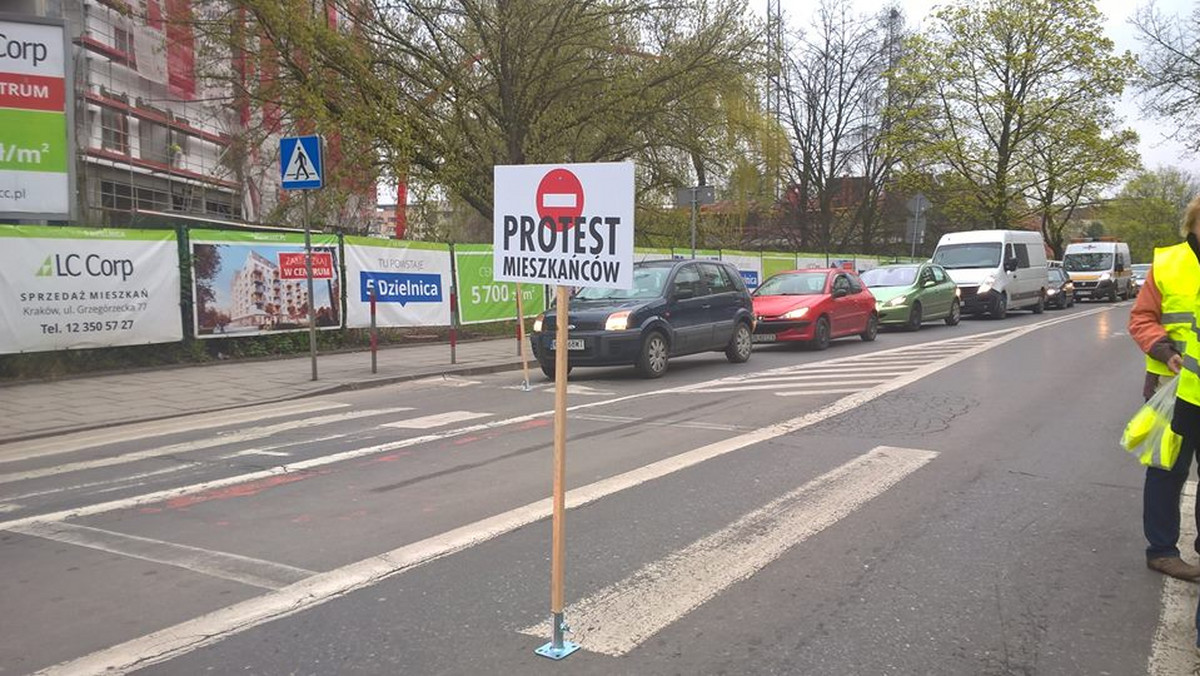 Ulica Wrocławska łącząca Nowy Kleparz z Łobzowem oraz Mazowiecka od dawna wymaga pilnego remontu. Drogi są popękane, a w niektórych miejscach zapadają się. To efekt m.in. ciężkiego sprzętu budowlanego, który tą ulicą dostaje się na pobliskie budowy. Tymczasem Zarząd Infrastruktury Komunalnej i Transportu wybrał firmę, która ma naprawić nawierzchnię. Z kasy miasta na ten cel pójdzie 3,8 milionów złotych.