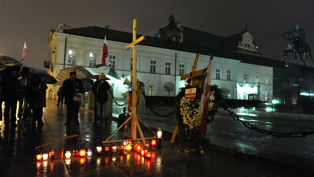 Przed Pałacem Prezydenckim wieczorem płoną znicze, ustawione są dwa duże krzyże, przed którymi grupa ok. 30 osób odmawia różaniec. Nie ma namiotu stowarzyszenia "Solidarni 2010", jest natomiast parasol ogrodowy, pod którym znajduje się sprzęt nagłaśniający. Modlący deklarują, że są gotowi zostać przed Pałacem na noc.