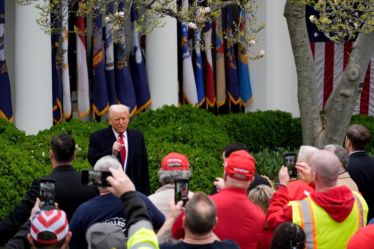 Podpisane w środę przez Trumpa rozporządzenie nakłada "cła wzajemne" w wysokości co najmniej 10 proc. na towary importowane z zagranicy; w przypadku towarów z UE wyniosą one 20 proc.