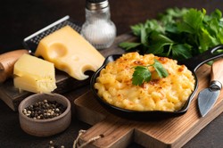 Mac and cheese, czyli ulubiony przez Amerykanów makaron z serem. Podpowiadamy, jak go zrobić