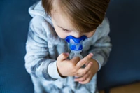 Mama pediatra radzi. Trzy objawy zapalenia płuc, które zauważy rodzic