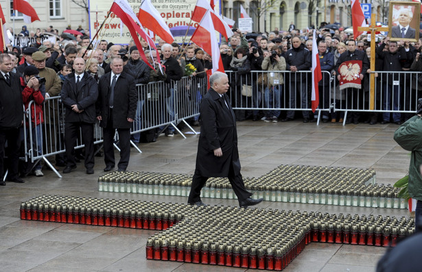 Jarosław Kaczyński pod Pałacem Prezydenckim. Alternatywne obchody PiS