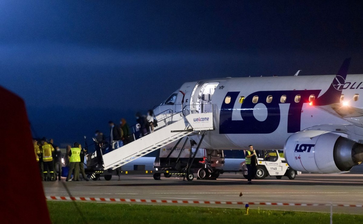 Lądowanie dwóch samolotów PLL LOT z uchodźcami z Afganistanu