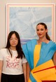 Zhang Ya Qi kreációja az őt inspiráló Kusovszky Bea egyik festménye előtt