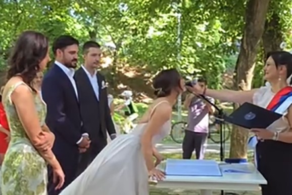 UDALA SE GLUMICA JOVANA BELOVIĆ Sloboda Mićalović snimila mladence, a torta je pravi hit (Foto)