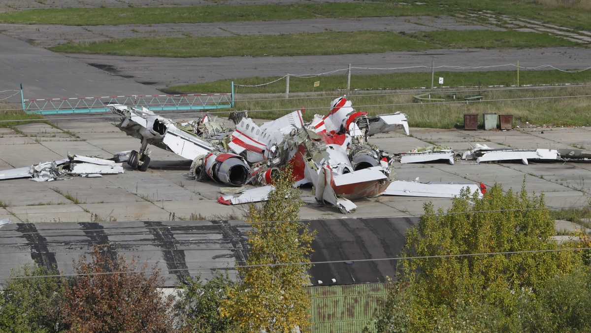 Na lotnisku Siewiernyj w Smoleńsku rozpoczęły się prace mające na celu przykrycie wraku polskiego Tu-154M - poinformował rzecznik gubernatora obwodu smoleńskiego Andriej Jewsiejenkow.