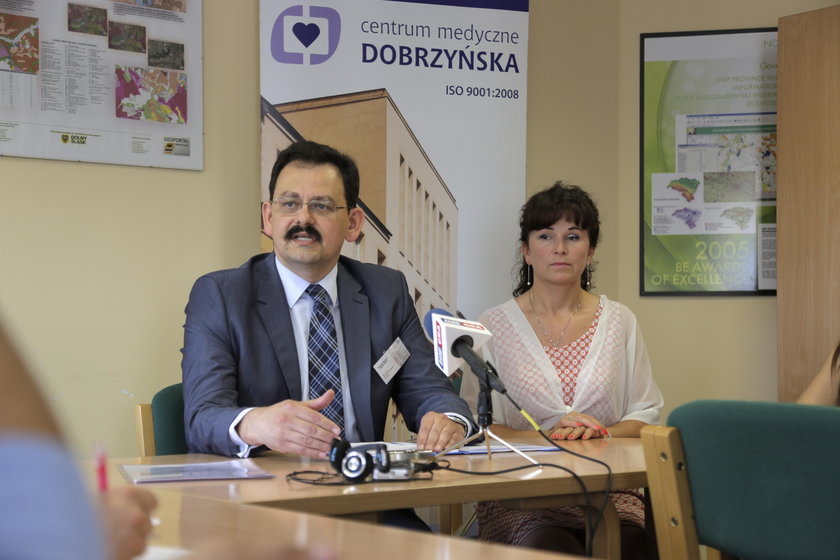 Dr Maciej Sokołowski i rzeczniczka NFZ Joanna Mierzwińska uspokajali pacjentów