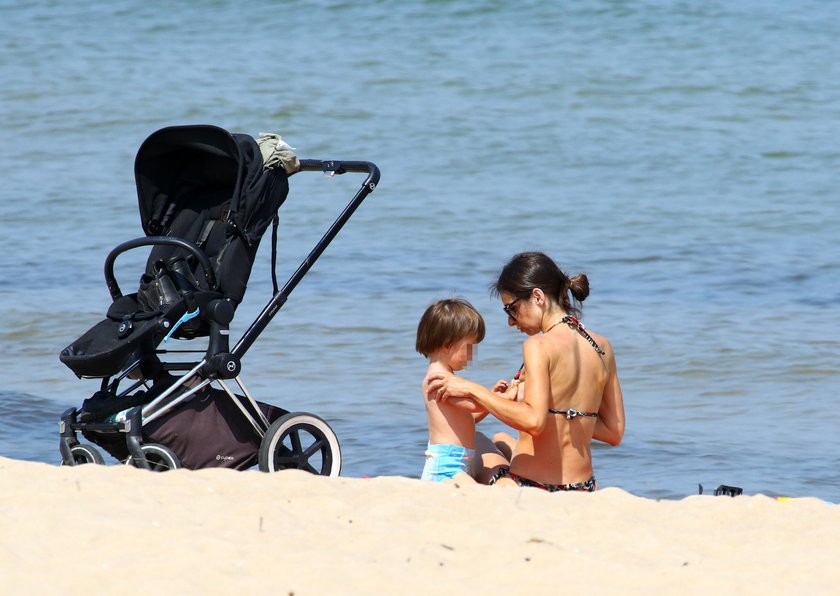 Marta Kaczyńska na plaży w Sopocie