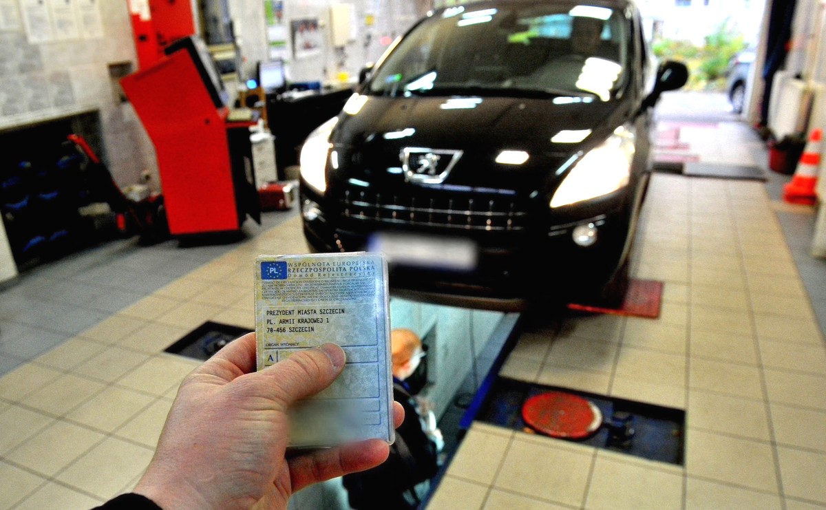 Diagnosta na koniec badania technicznego może zatrzymać dowód rejestracyjny. Pozwalają mu na to nowe przepisy