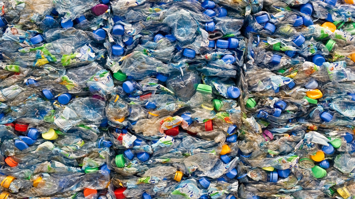 Tysiące ton plastikowych odpadów, pochodzących z brytyjskich gospodarstw domowych, zostało wysłanych do Polski i Chin – donosi Sky News.