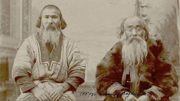 Zdjęcie autorstwa Bronisława Piłsudskiego przedstawiające dwóch Ajnów - z zachodniej (po lewej) i ze wschodniej (po prawej) części Sachalinu (domena publiczna)
