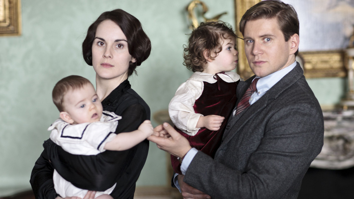 Drugi sezon "Downton Abbey" Juliana Fellowesa, brytyjskiego serialu opowiadającego o przemianach społecznych przed, w trakcie i po zakończeniu I wojny światowej, jest jeszcze lepszy od swojego znakomitego poprzednika. To wyborna telewizyjna rozrywka.