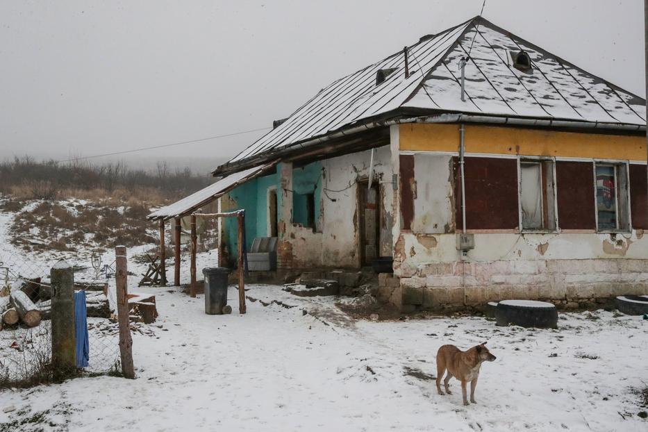 Csenyétén omladozó házakban laknak a közmunkából élő helyiek /Fotó: Grnák László