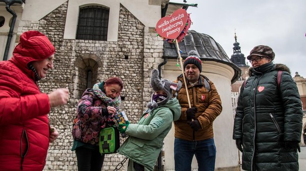 Krakowski finał WOŚP w 2024 r.łącznie tworzy osiem sztabów. Kwestować będzie ok. 2 tys. wolontariuszy z tradycyjnymi tekturowymi puszkami.