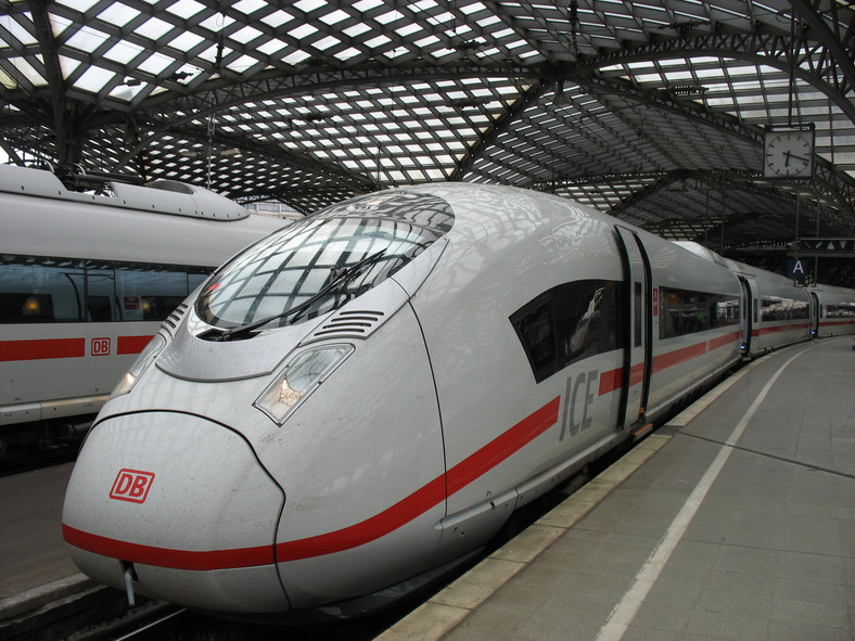 Smukła sylwetka niemieckiego pociągu dużych prędkości ICE - chluba niemieckiej kolei Takim pociągiem będziemy podróżować z Berlina do Kolonii