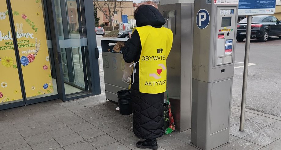 Wolontariuszka fundacji podczas zbiórki pod dyskontem