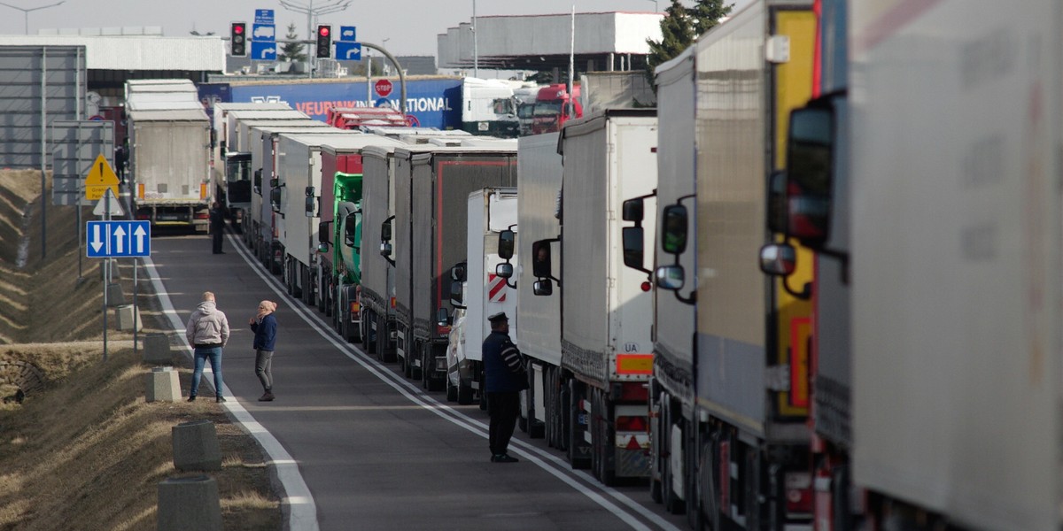 Piąty pakiet unijnych sankcji obejmuje zakaz transportu drogowego przez przedsiębiorstwa mające siedzibę w Rosji albo Białorusi. 