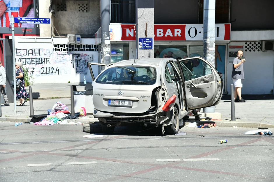 Automobil u kom se nalazila porodica sa dvoje dece