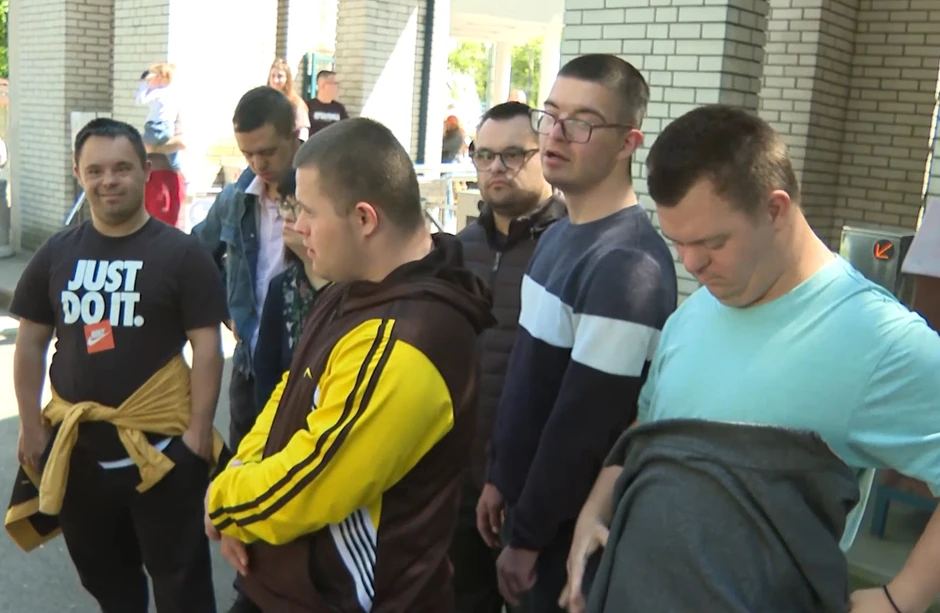 Tamara Vučić sa osobama sa Daunovim sindromom u Zoo vrtu