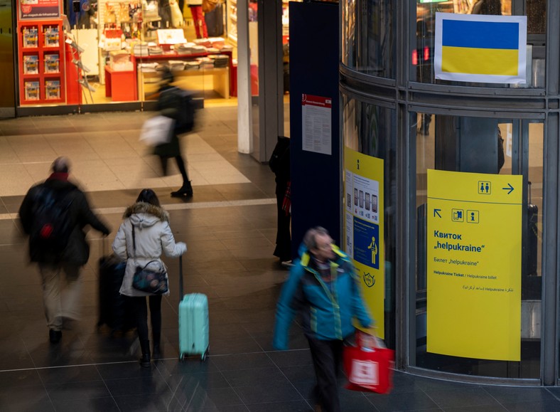 Punkt informacyjny dla ukraińskich uchodźców na dworcu w Berlinie, grudzień 2022 r.