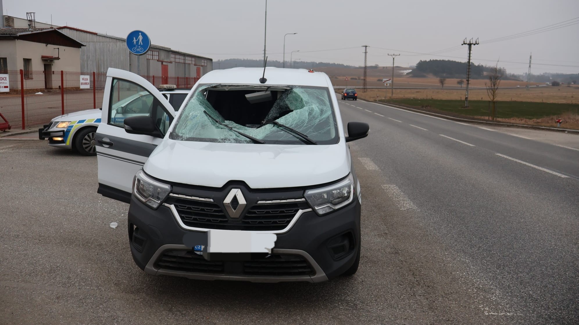 Následky zásahu ľadom, ktorý odletel z nákladného auta